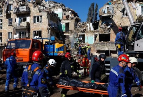 Un «ataque masivo» ruso en Kiev deja al menos 17 muertos y daña la sede de la UE