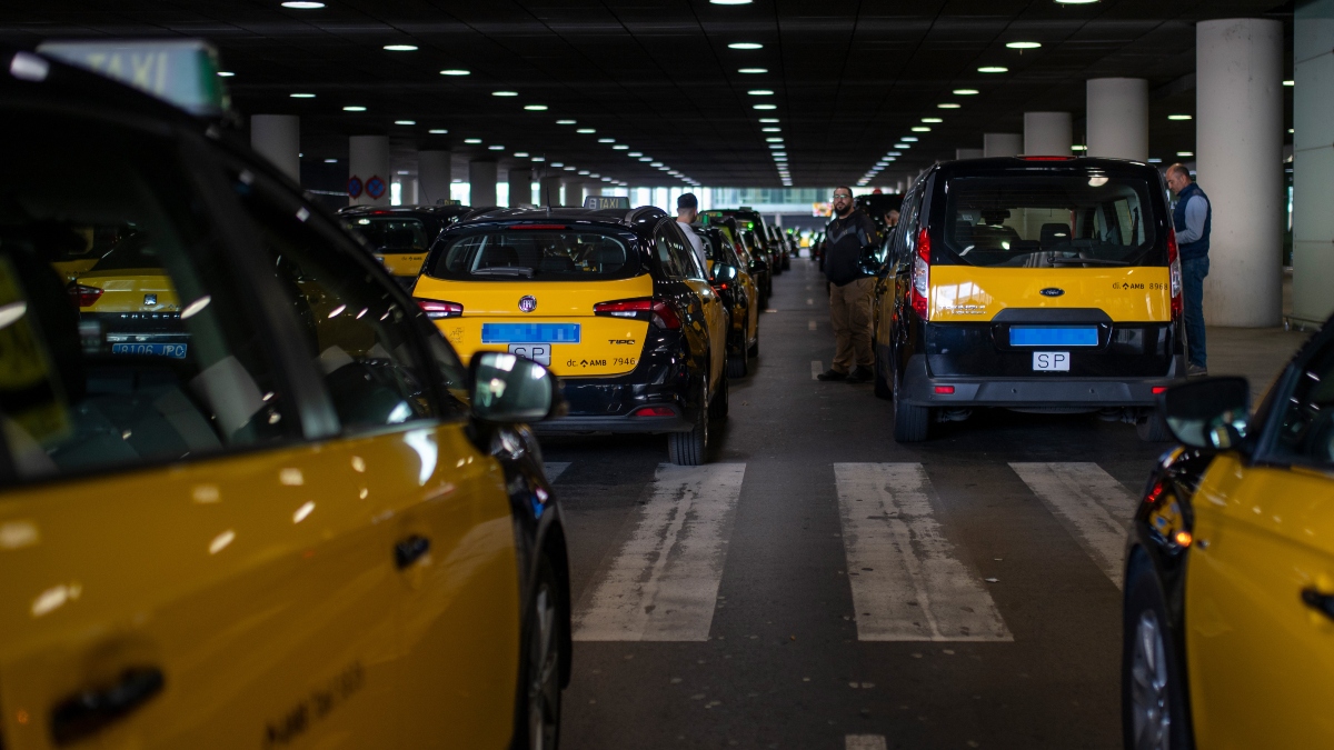 Cinco detenidos en una operación contra los taxis ‘pirata’ en el aeropuerto de El Prat