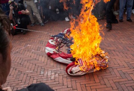 Trump pide perseguir la quema de la bandera de EEUU: «Si la incendias, un año de cárcel»