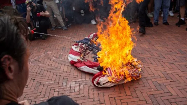 Trump pide perseguir la quema de la bandera de EEUU: «Si la incendias, un año de cárcel»