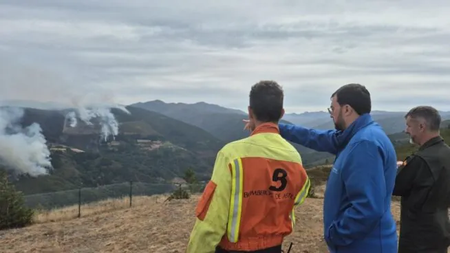 El incendio de Ibias, único activo en Asturias, que registra otros cinco controlados