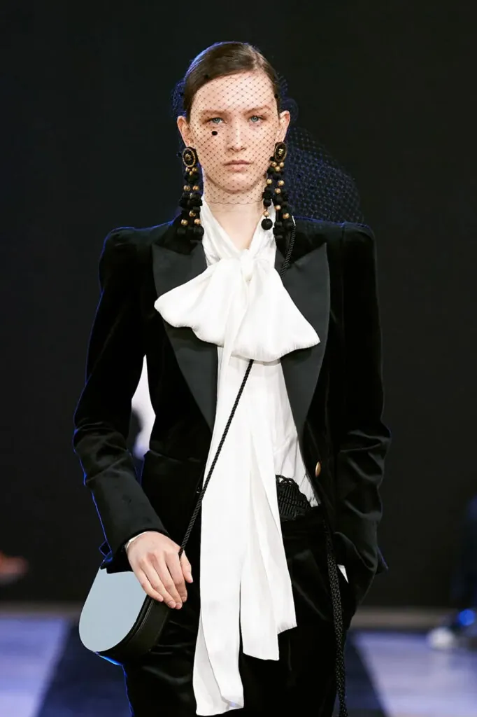 Yves Saint Laurent es el precursor de la blusa con lazo moderna