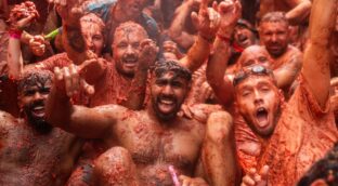 «Tomaterapia»: la Tomatina llena otra vez de rojo Buñol en un año «complicado»
