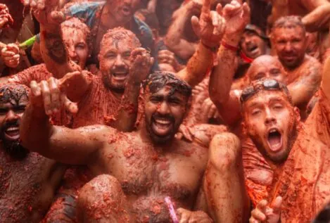 «Tomaterapia»: la Tomatina llena otra vez de rojo Buñol en un año «complicado»