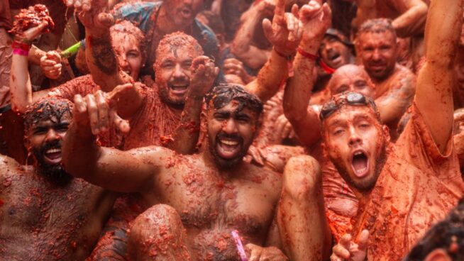 «Tomaterapia»: la Tomatina llena otra vez de rojo Buñol en un año «complicado»