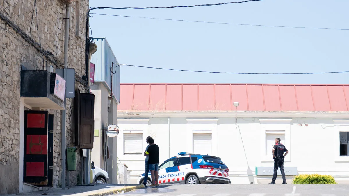 Disparan cuatro tiros a un hombre mientras paseaba a su perro en el centro de Barcelona