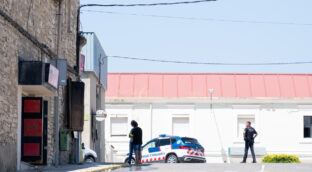 Disparan cuatro tiros a un hombre mientras paseaba a su perro en el centro de Barcelona