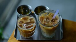 Denuncian a una cafetería de Málaga por cobrar un vaso con hielo a 10 céntimos sin avisar