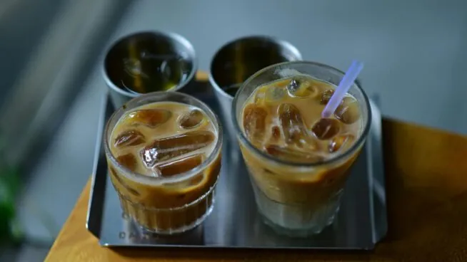 Denuncian a una cafetería de Málaga por cobrar un vaso con hielo a 10 céntimos sin avisar