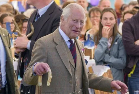 Última hora sobre la salud de Carlos III: vuelve a utilizar bastón tras cuatro años