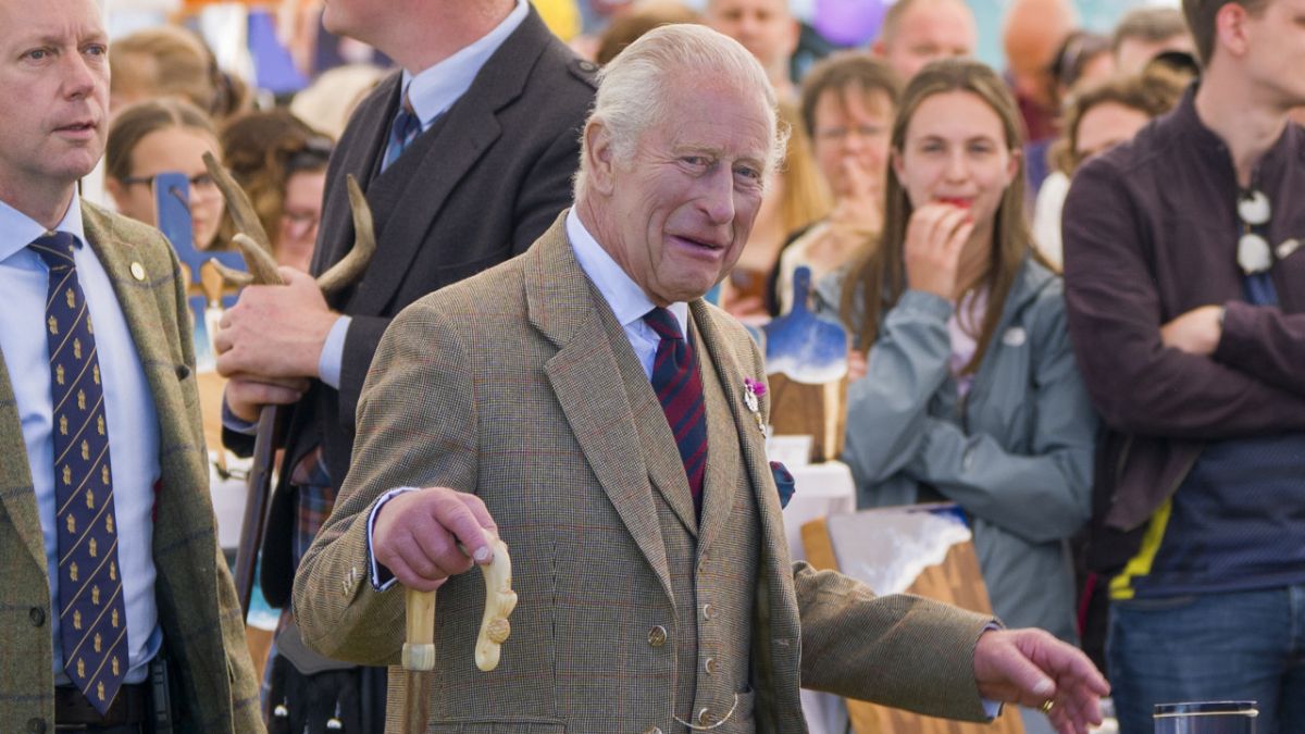 Última hora sobre la salud de Carlos III: vuelve a utilizar bastón tras cuatro años