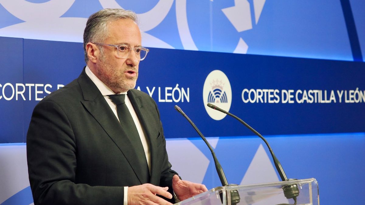 El presidente de las Cortes de Castilla y León, Carlos Pollán, expone los impagos de la Junta