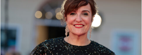 La espectacular casa de Elvira Lindo en Madrid: amplia, diáfana, luminosa y con muchos libros