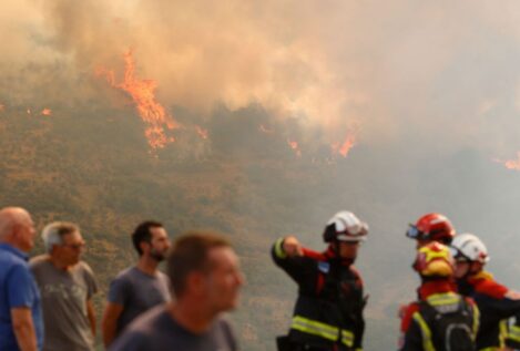 Castilla y León mantiene activos 18 incendios, 10 graves, con reproducciones por el viento