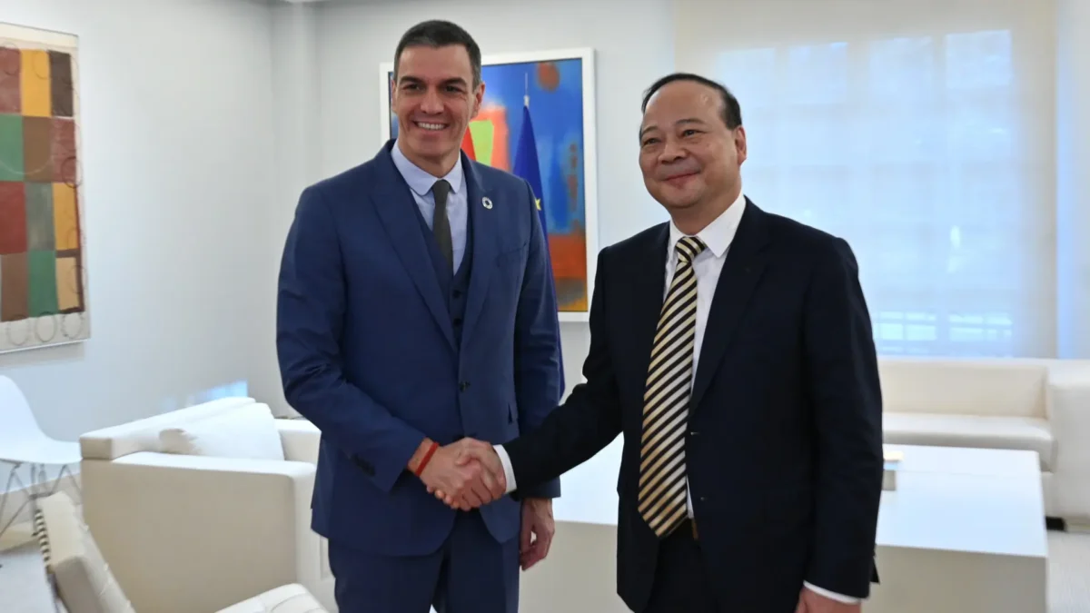 Sánchez se reunió en China con dos empresas que EEUU señala por espionaje militar
