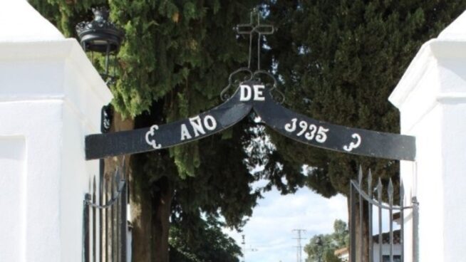 Un operario deja un féretro en la basura junto al cementerio de Castilblanco (Sevilla)