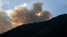 Un centenar de vecinos de Igüeña (León), evacuados tras agravarse el fuego por el viento