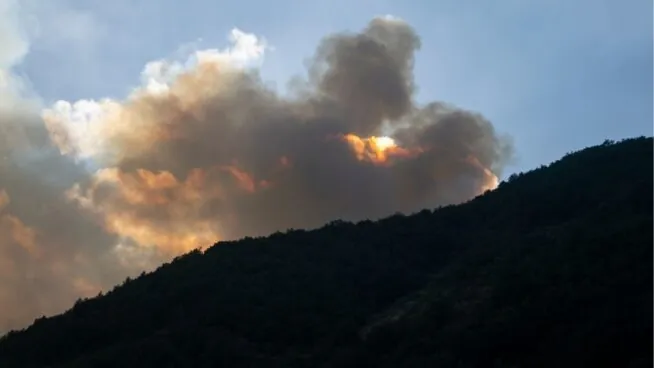 Un centenar de vecinos de Igüeña (León), evacuados tras agravarse el fuego por el viento