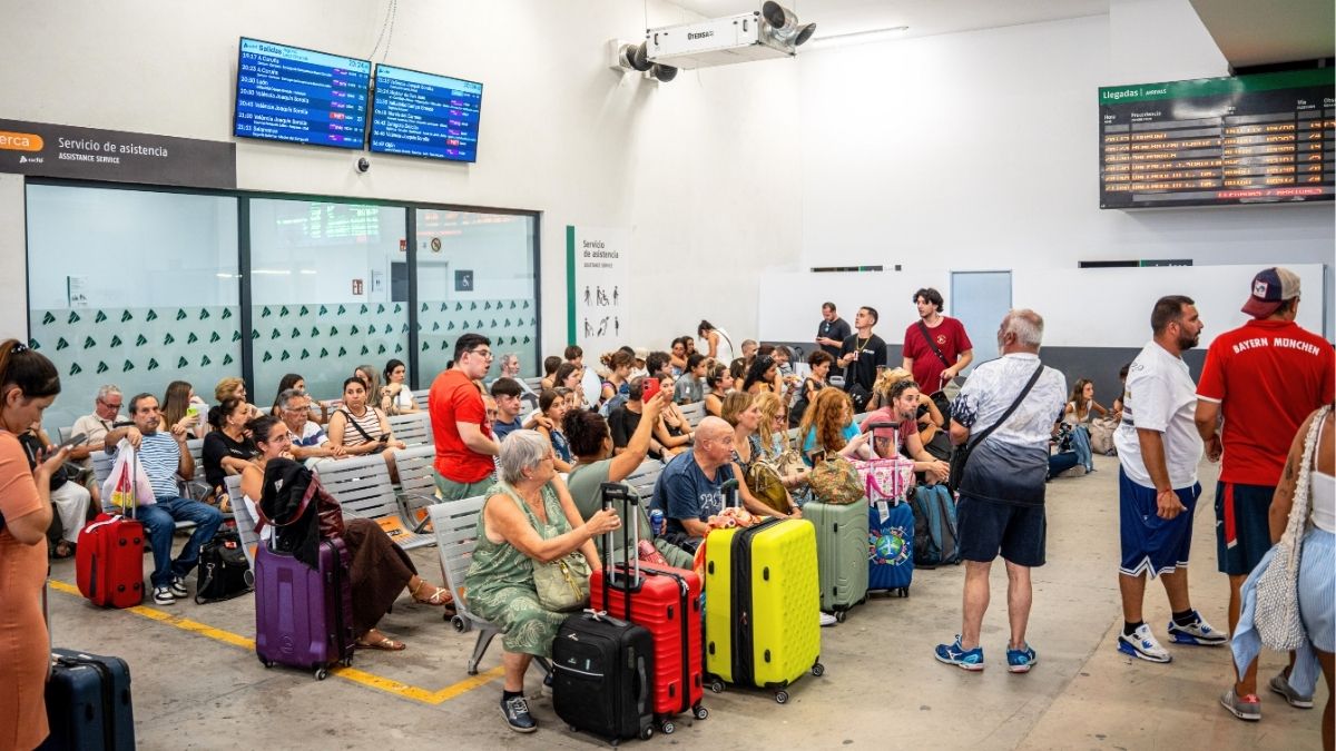 Renfe mantiene interrumpida la circulación de trenes entre Galicia y Madrid por los incendios