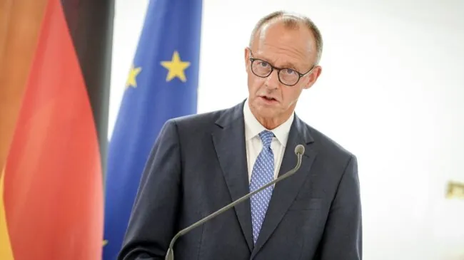 Alemania afirma que la UE no puede ceder ante Orbán: «Hay que entregar el préstamo a Kiev»