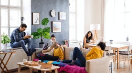El 52% de los jóvenes españoles comparte piso: apenas el 14% de los menores de 34 vive solo