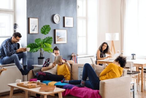 El 52% de los jóvenes españoles comparte piso: apenas el 14% de los menores de 34 vive solo