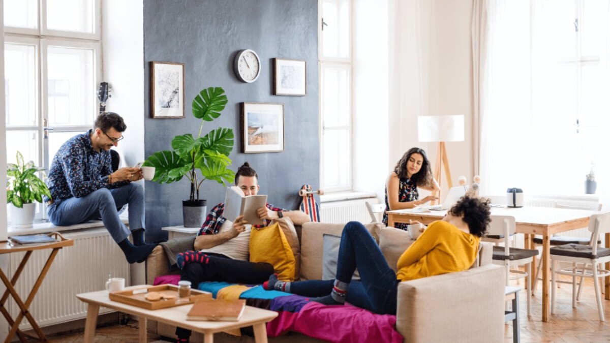 El 52% de los jóvenes españoles comparte piso: apenas el 14% de los menores de 34 vive solo