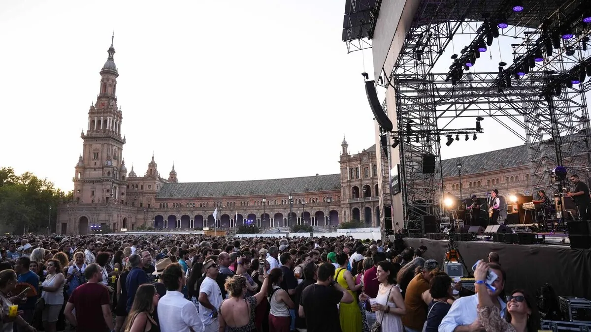 Denuncias ciudadanas alertan del daño al patrimonio en la Plaza de España de Sevilla