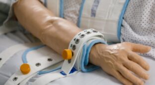 Seis universidades plantan a Sanidad y no investigarán el uso de sujeciones en psiquiatría