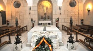 Acusan a Robles de incumplir la ley de memoria por la tumba de Milans del Bosch en el Alcázar