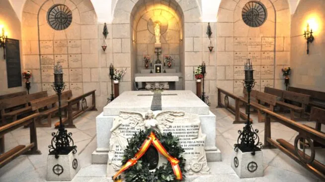 Acusan a Robles de incumplir la ley de memoria por la tumba de Milans del Bosch en el Alcázar