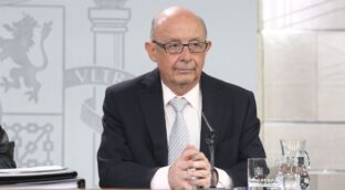 El juez autoriza indagar en las cuentas de Montoro al detectar pagos «incoherentes»