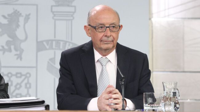 El juez autoriza indagar en las cuentas de Montoro al detectar pagos «incoherentes»