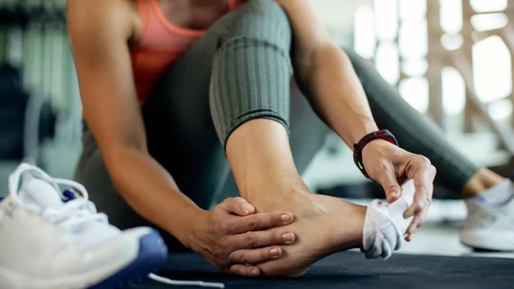 cuidar-tendon-aquiles-pierna-musculos-chica-deporte