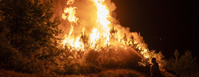 El fuego se propaga «desbocado» en Cáceres mientras avanza en León y Orense