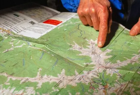 El dedo por el mapa