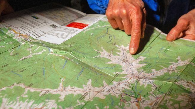 El dedo por el mapa