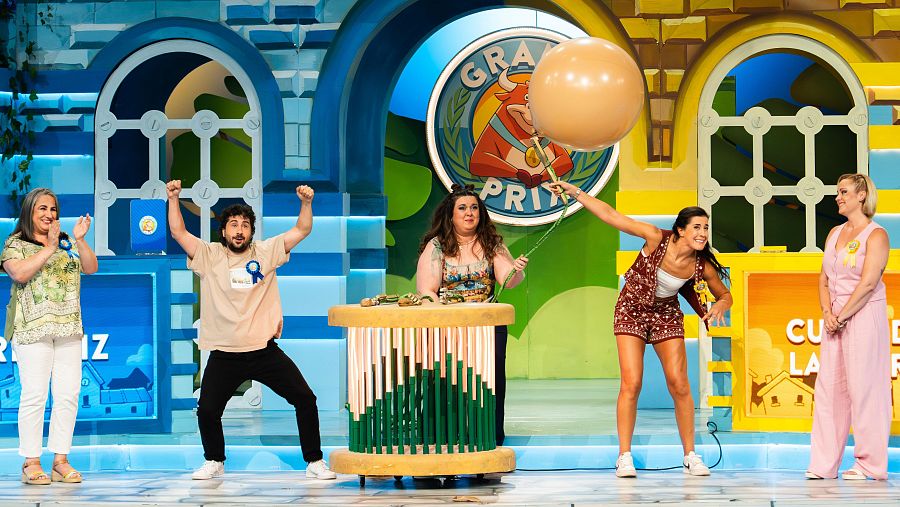 Los padrinos jugando a 'La patata caliente', una de las pruebas de 'El Grand Prix del Verano'. RTVE