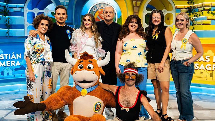 Los presentadores junto a los alcaldes y los padrinos de los pueblos que participan en la final del 'Grand Prix del Verano 2025'. RTVE