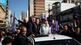 Dos detenidos por lanzar objetos contra la caravana electoral de Milei en Buenos Aires