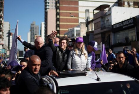 Dos detenidos por lanzar objetos contra la caravana electoral de Milei en Buenos Aires