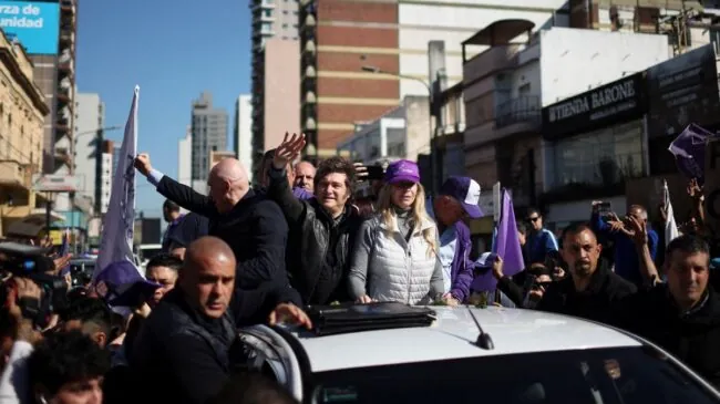 Dos detenidos por lanzar objetos contra la caravana electoral de Milei en Buenos Aires