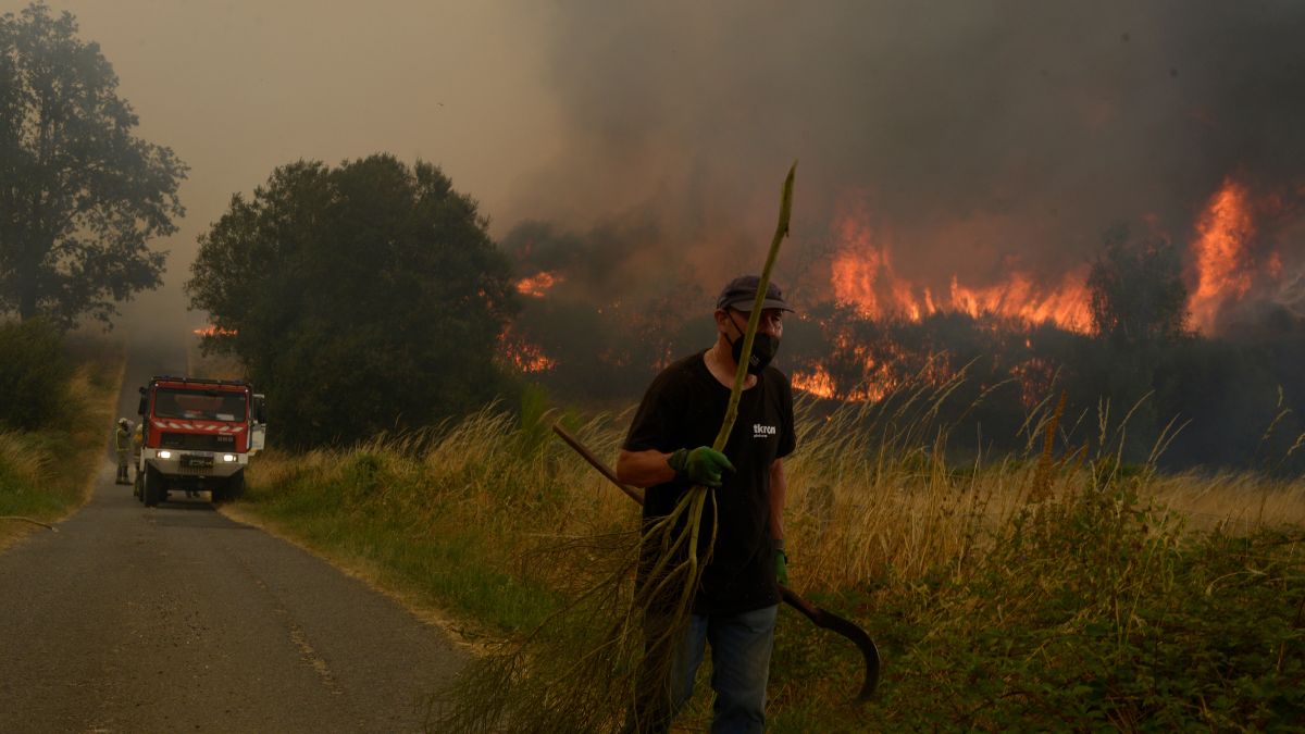 Última hora de los incendios en España | Aterrizan en Salamanca dos aviones-cisterna italianos para combatir los incendios de España