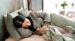 Dormir con mascotas, una práctica al alza donde conviven riesgos y beneficios
