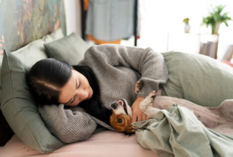 Dormir con mascotas, una práctica al alza donde conviven riesgos y beneficios