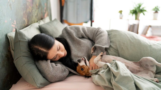 Dormir con mascotas, una práctica al alza donde conviven riesgos y beneficios