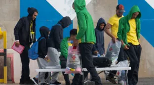 El PP acusa de racismo al Gobierno por dejar a Cataluña fuera del reparto migratorio