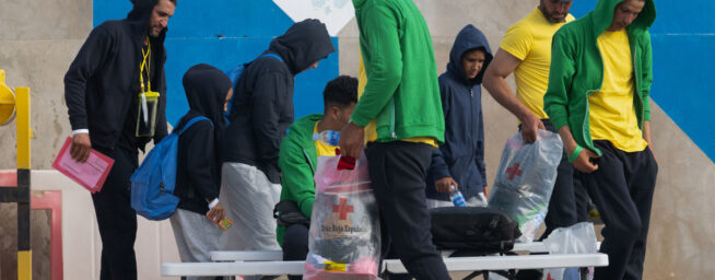 El PP acusa de racismo al Gobierno por dejar a Cataluña fuera del reparto migratorio