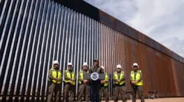 EEUU pinta de negro la valla con México para que se caliente e impida a inmigrantes escalarla
