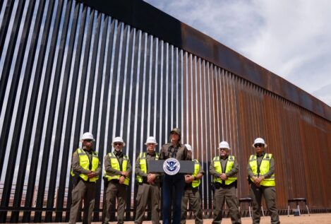 EEUU pinta de negro la valla con México para que se caliente e impida a inmigrantes escalarla